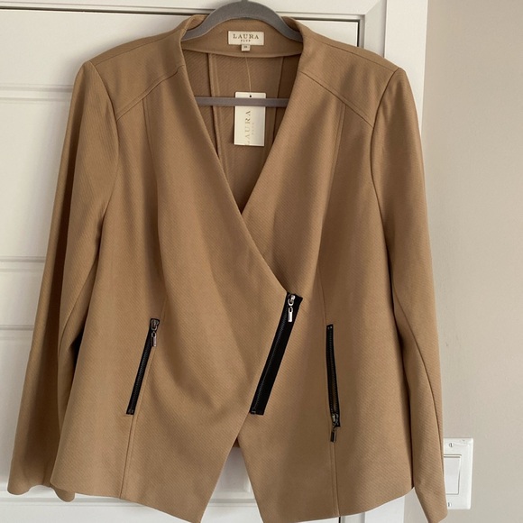 Laura Plus Jackets & Blazers - Beautiful NWT tan / black zip front jacket with functional zip pockets size 20